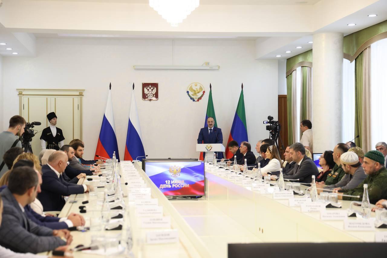 Сергей Меликов поздравил дагестанцев с Днём России